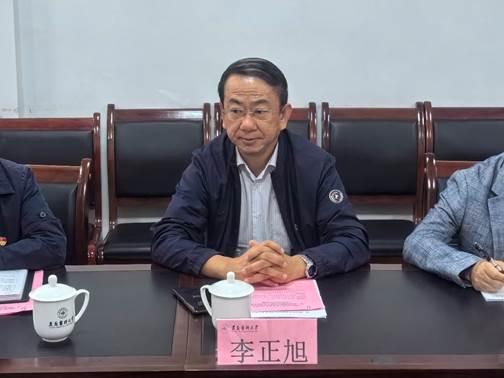 图片包含 桌子, 人, 室内, 男人描述已自动生成