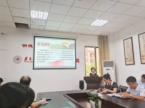 会议室里的人们描述已自动生成