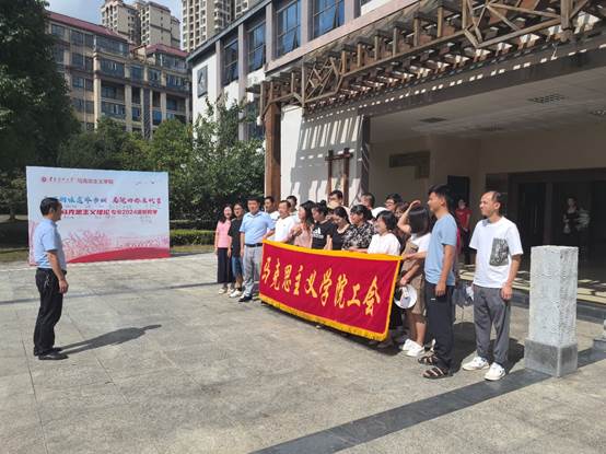 一群人站在建筑前中度可信度描述已自动生成